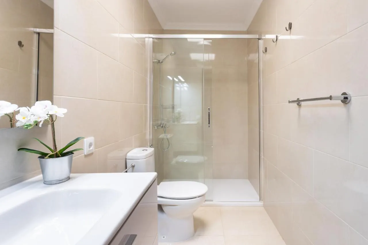 Three Spacious Apartments 150M From The Las Americas Promenade أرونا