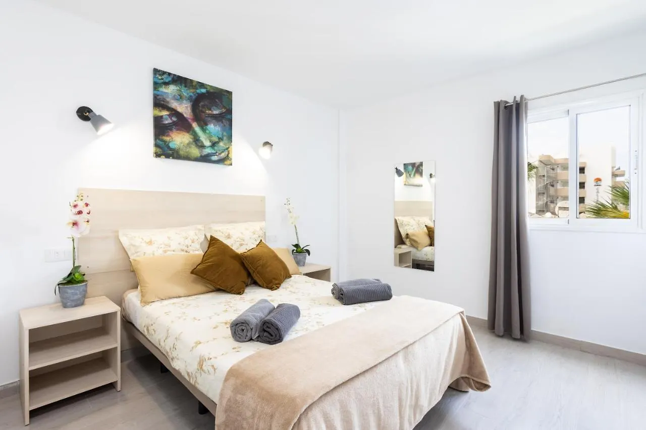 Three Spacious Apartments 150M From The Las Americas Promenade أرونا