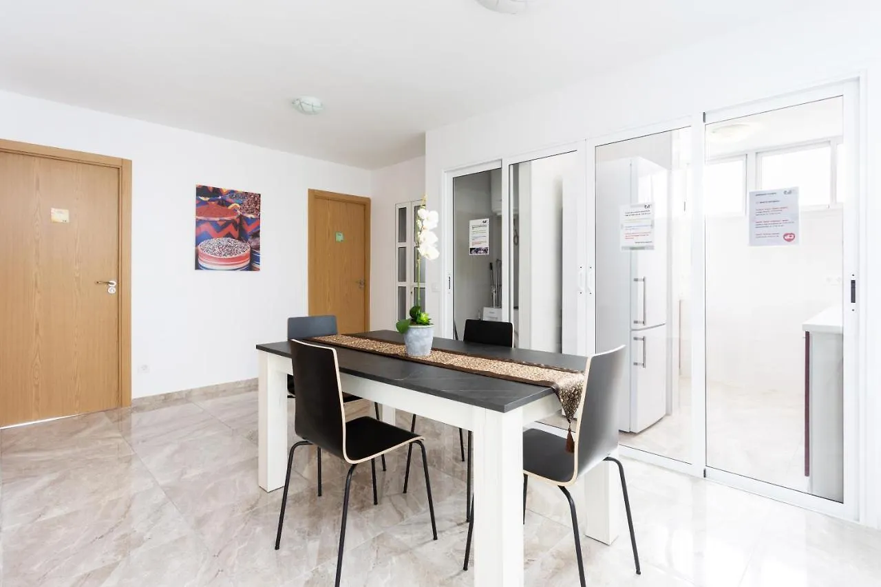 Three Spacious Apartments 150M From The Las Americas Promenade أرونا