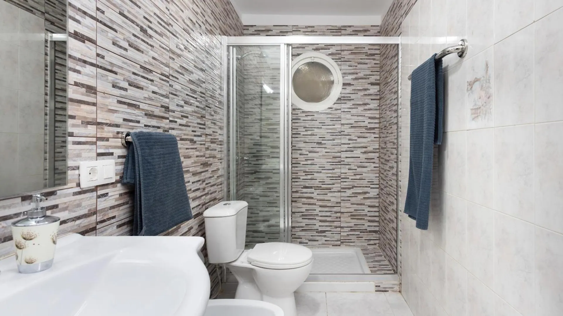 Three Spacious Apartments 150M From The Las Americas Promenade أرونا 0*,  إسبانيا