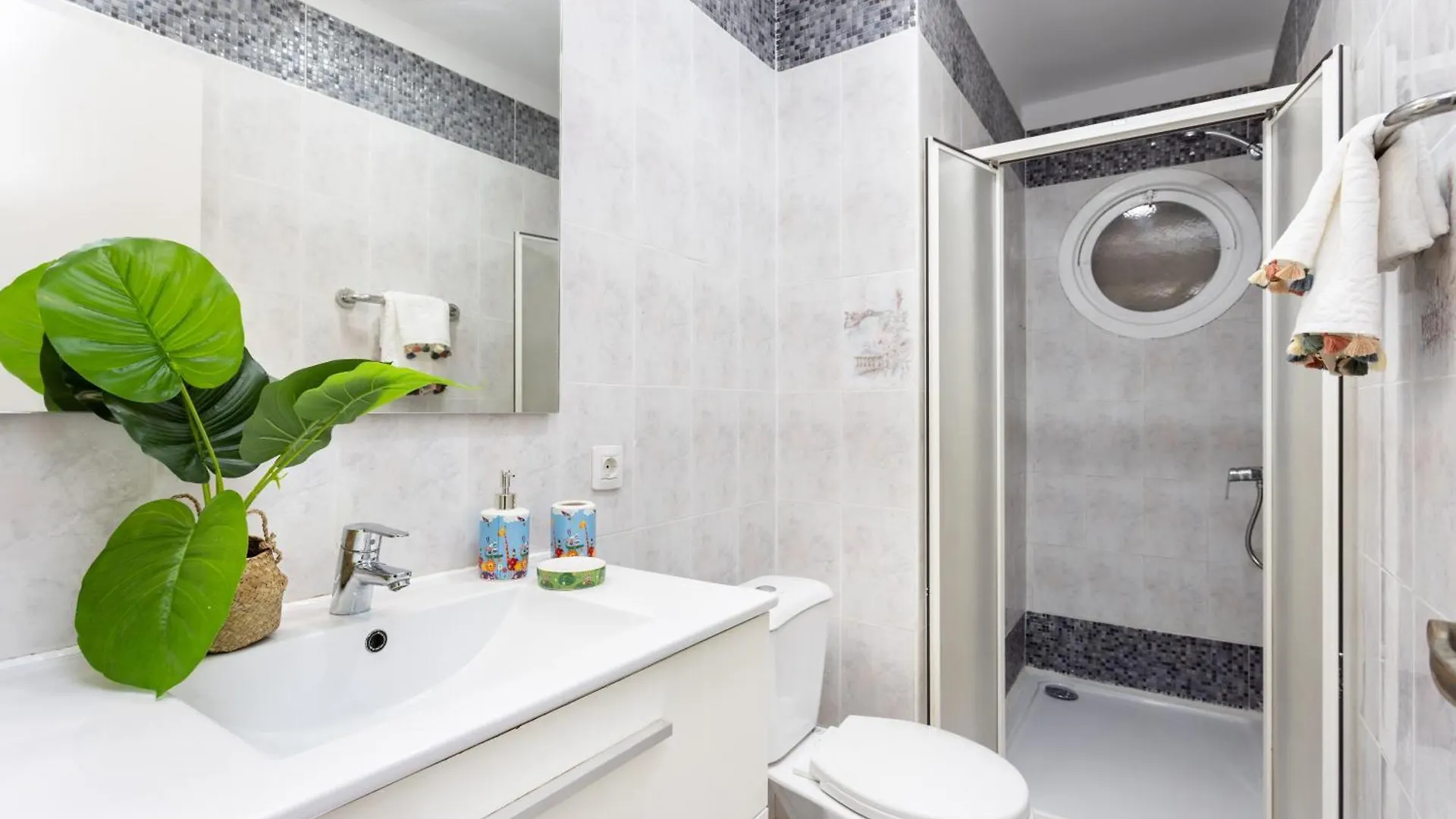 Three Spacious Apartments 150M From The Las Americas Promenade أرونا