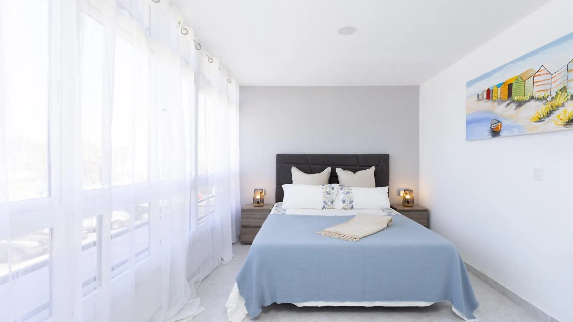 Three Spacious Apartments 150M From The Las Americas Promenade أرونا